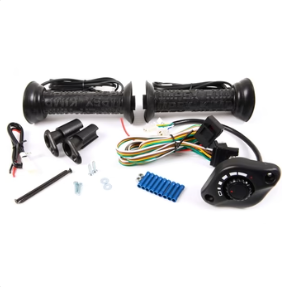 Oppvarm, svart håndtak med tilkoblede kabler og ledninger samt bryterpanel og små monteringsdeler organisert sammen.