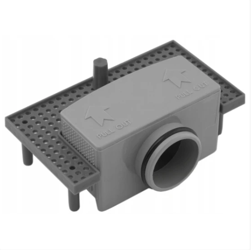 Dusjbrettsluk, grå rektangulær plastdel med tilkoblingsport, perforert ramme, fire ben og tydelig pilmarkering.