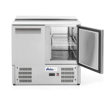 Kjøling, metallisk kjøleenhet med åpen dør, innvendig rist og hyller, digitalt panel nederst på fronten.