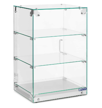 Buffetutstyr, gjennomsiktig glasskap med tre hyller, sølvfargede metallbeslag og håndtak på siden.