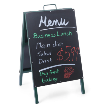 Restaurantutstyr, svart frittstående staffeli med fargerik krittmeny, tekst og tegning foran på tavlen.
