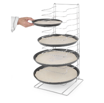 Pizzaplater & Rister, metallstativ med flere runde bakeplater stablet i høyden og en hånd som plasserer en plate.