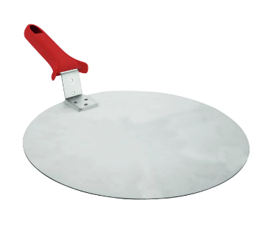 Pizzautstyr, rund metallplate med rødt håndtak og flatt, reflekterende design ligger på bordet.