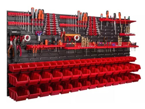 Verktøytavle, svart tavle med røde beholdere og hyller fylt med skrutrekkere, tenger og oppbevaringsbokser.
