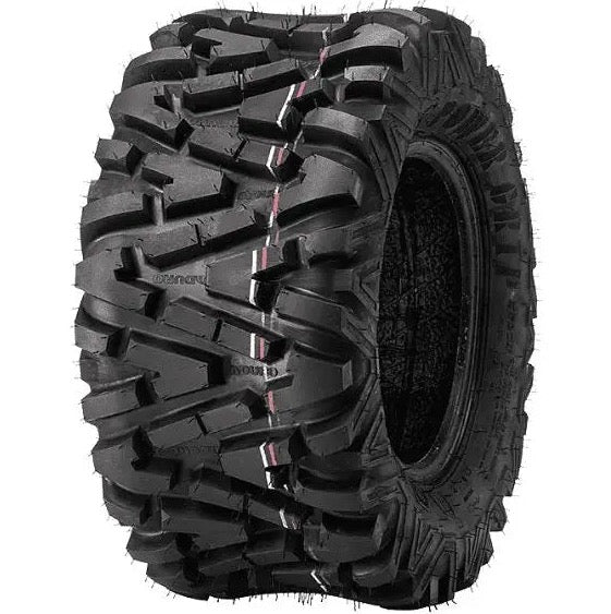 Atv Dekk, sort robust dekk med dypt og kraftig mønster, plassert oppreist og ser nytt ut.