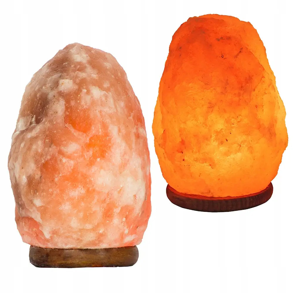 Saltlampe, ujevne steinformede lamper i lys rosa og varm oransje farge plassert på trekantede sokler.