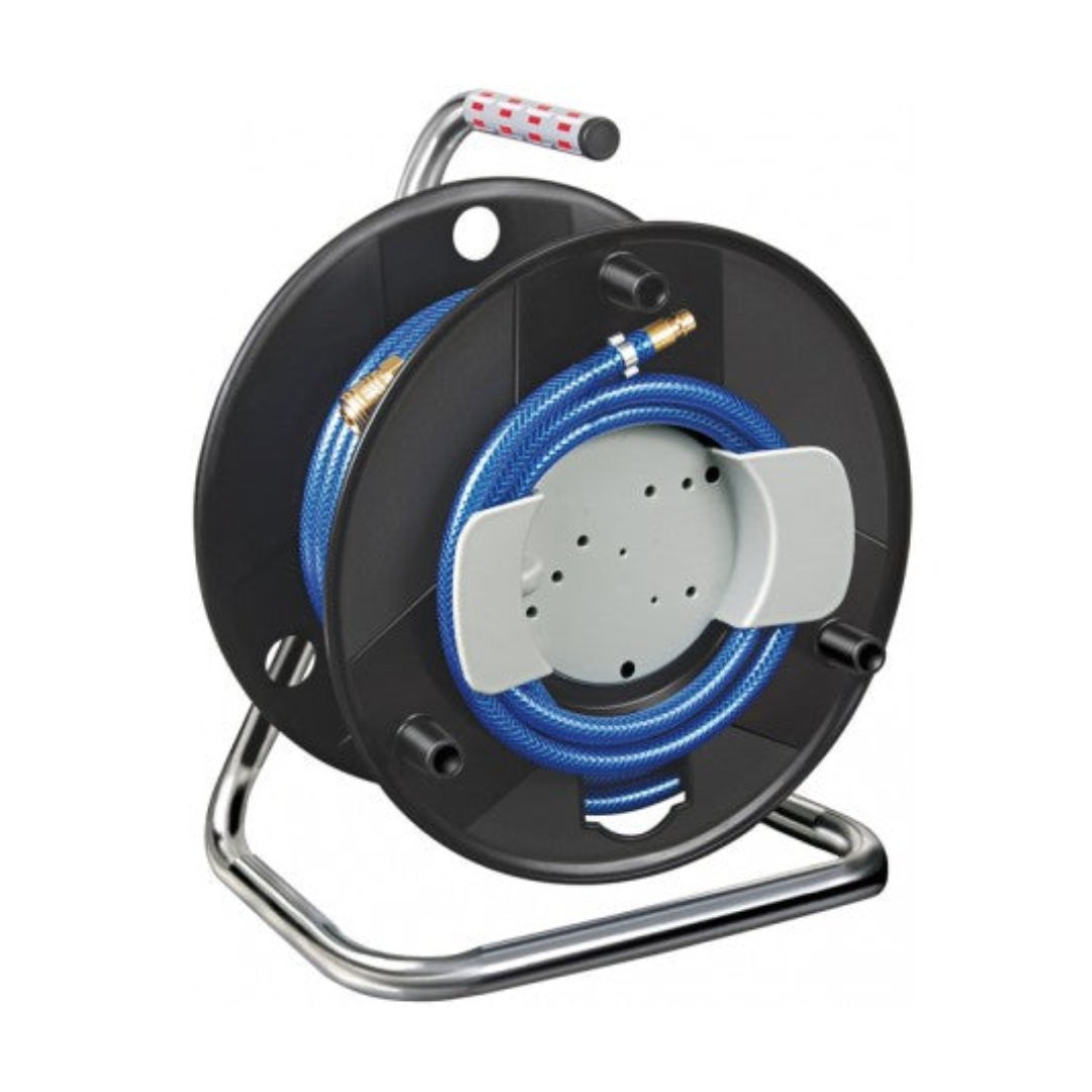 Kabelforlengere, sort kabeltrommel med blå slange pent rullet opp på metallstativ med rødt mønstret håndtak.