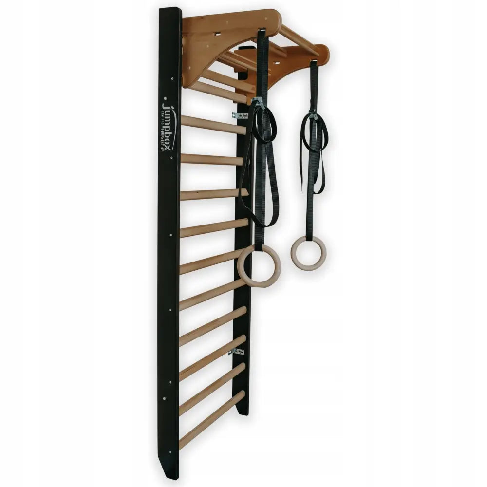 Ribbevegg, moderne sort og beige veggmontert trestruktur med horisontale ribber og to treningsringer øverst.