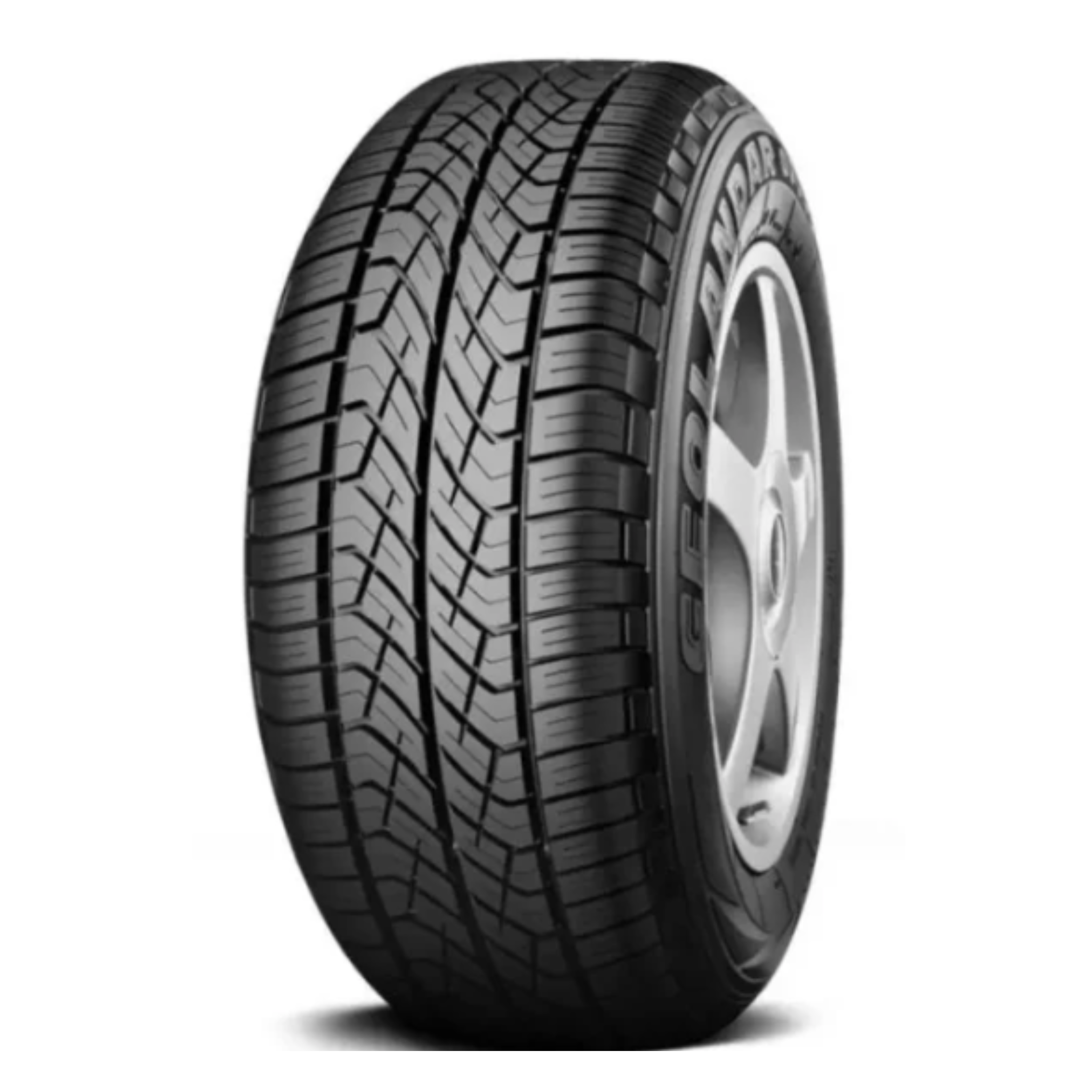 4x4 Dekk, robust svart bildekk med dypt profilert mønster og sølvfelg sett forfra mot lys bakgrunn.