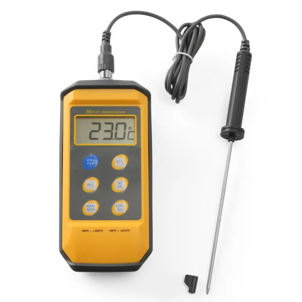 Termometer, digitalt måleinstrument med gul og sort kropp, stor skjerm, metallprobe og flere knapper.