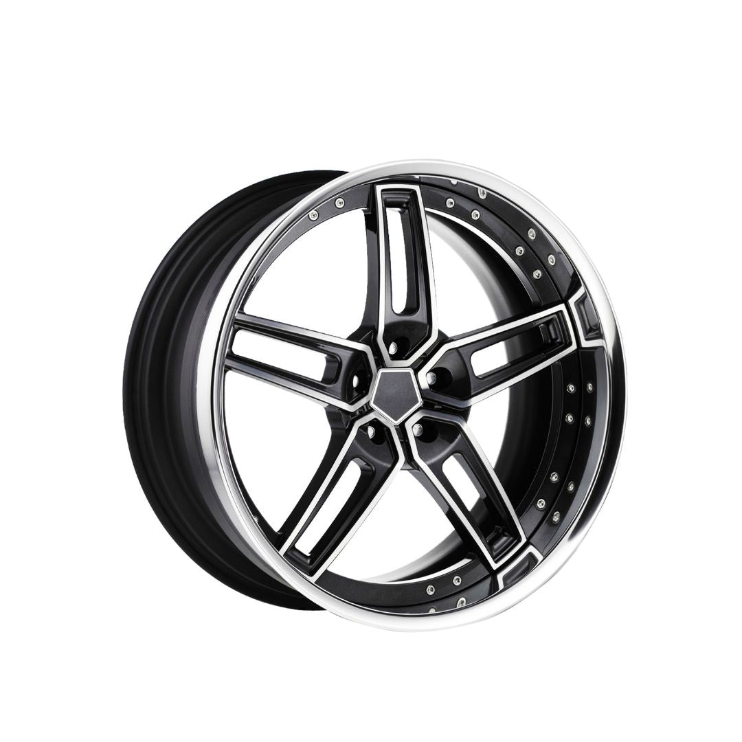 Felger, sort og sølvfarget fem-eikers felg med polert kant sett forfra mot hvit bakgrunn.