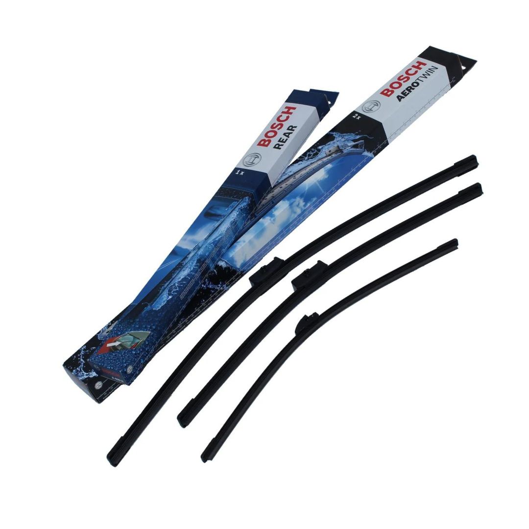 Vindusviskere, tre svarte buede gummilister plassert ved siden av to blå og hvite Bosch-merkede esker.
