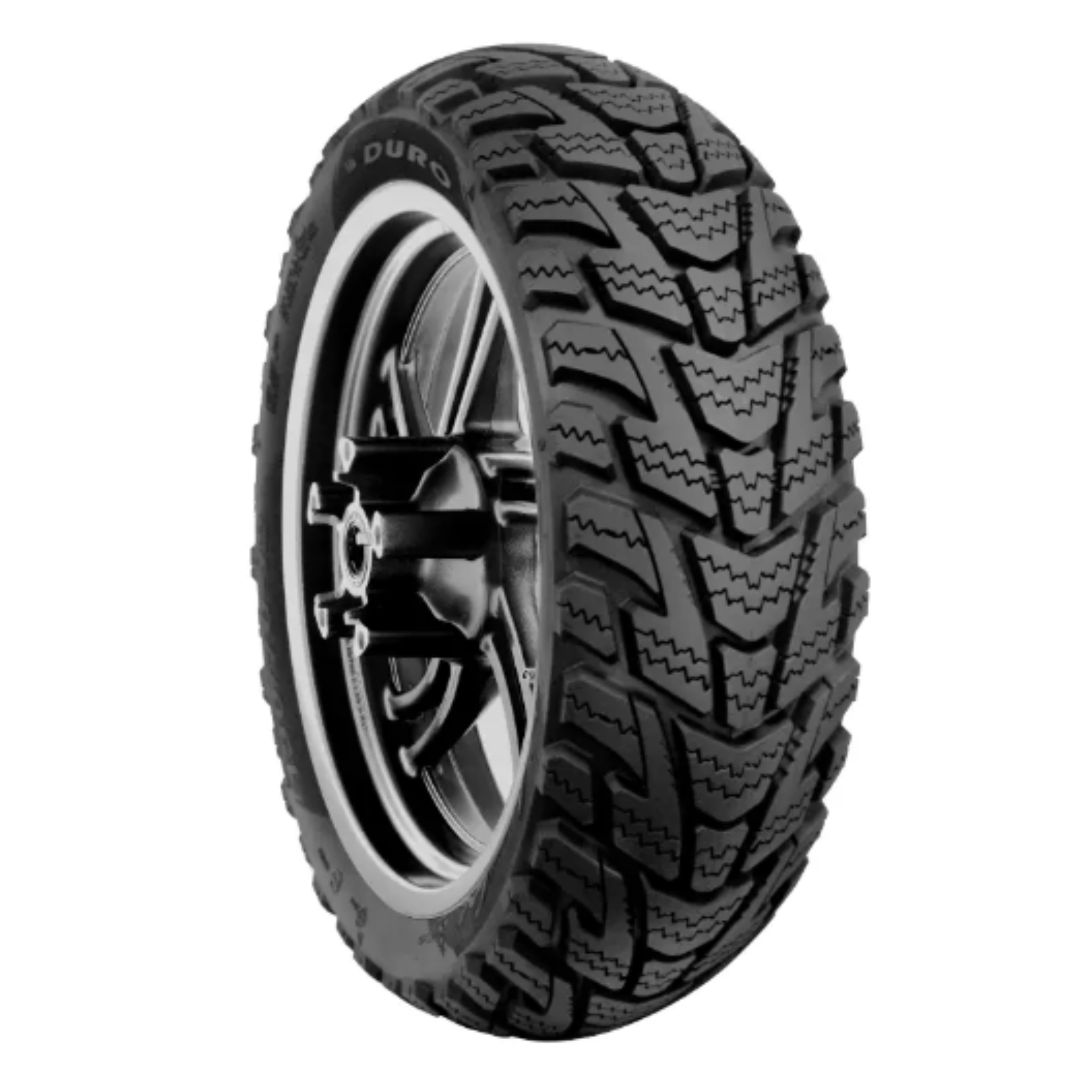 Mc Dekk, svart dekk med grovt mønster montert på sølvfarget aluminiumsfelg vist fra siden.