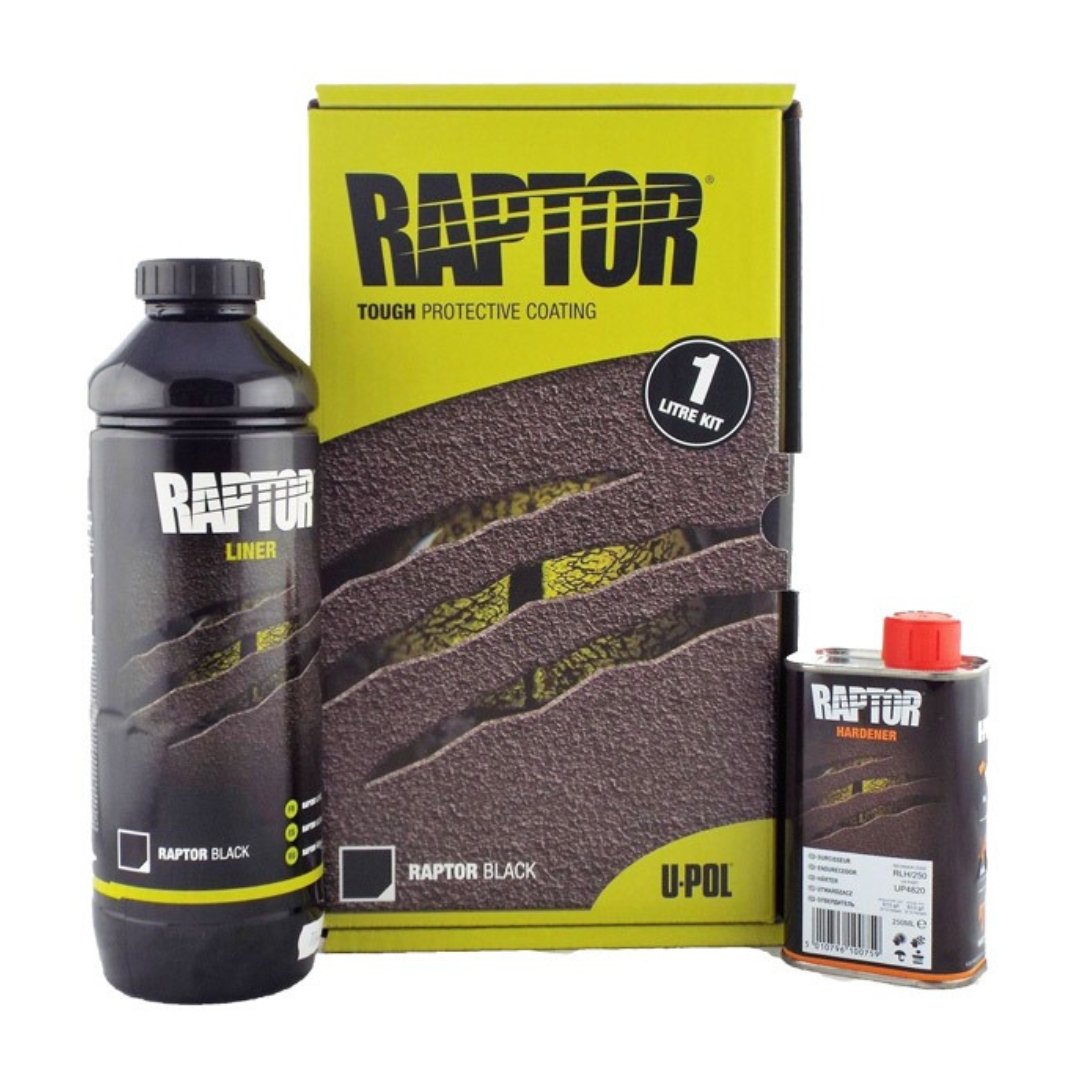 Raptor Bed Liner, gul og svart eske med grov overflate samt to svarte beholdere med samme design plassert foran.