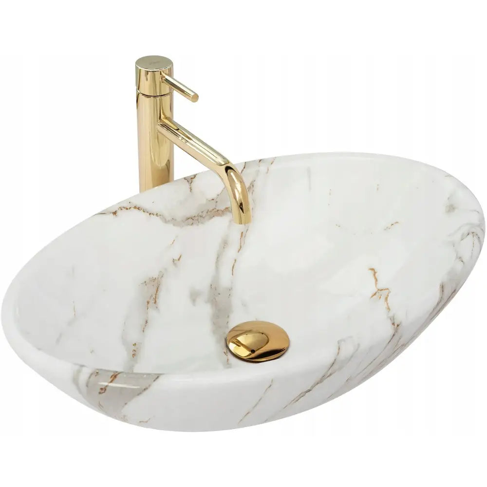 Baderom - Utstyr Og Tilbehør, moderne såpedispenser, krukker og flasker på trefat ved en hvit servant med lyse håndklær.