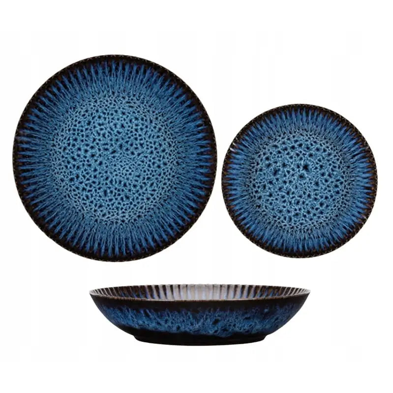 Servise Sett, keramikksett med to tallerkener og en bolle dekorert med blått og svart mønster.