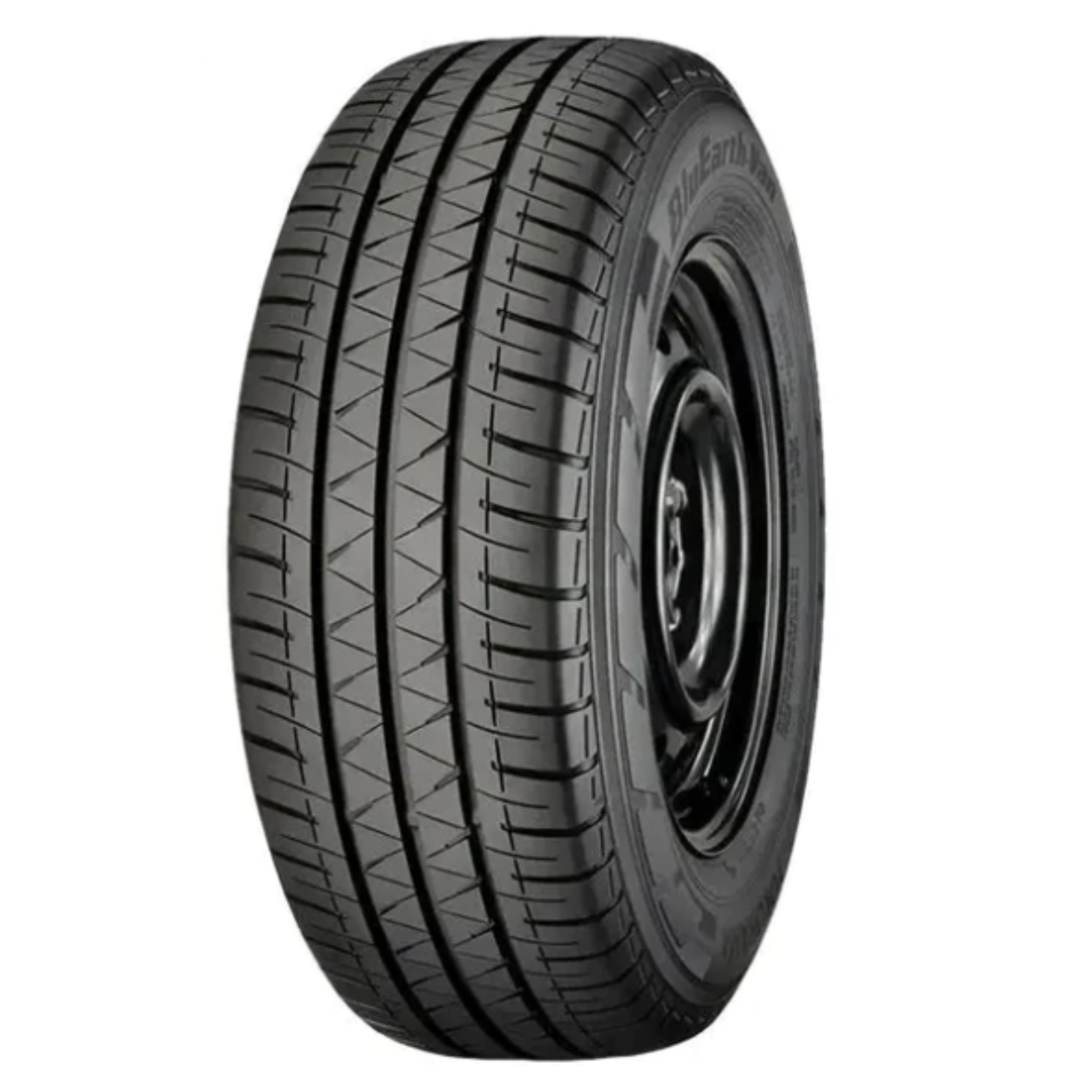 Varebildekk, sort dekk med dype spor og markant mønster, tydelige detaljer synlige mot hvit bakgrunn.