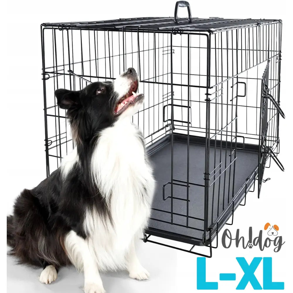 Stor kennel XL transportbur i svart metall med åpen sidedør, sort og hvit hund ved siden av og størrelsesmerking L-XL.