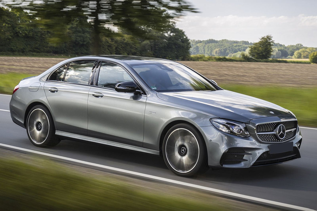 Skvettlapper Mercedes W213 AMG, sett fra siden med detaljer synlig