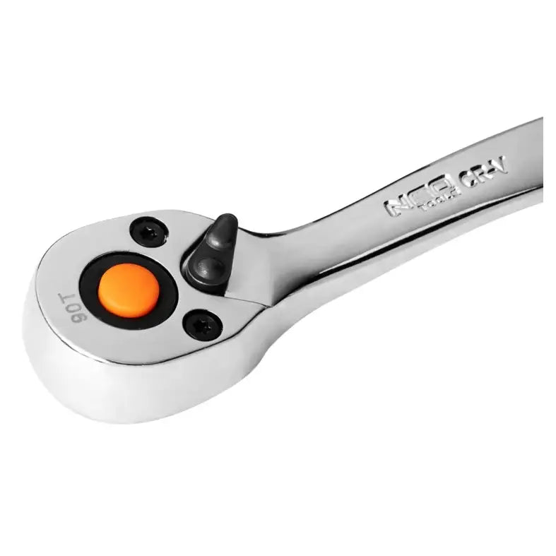 Blank forkrommet skralle fra pipenøkkelsett, nærbilde av hodet med oransje knapp og sort vippebryter.