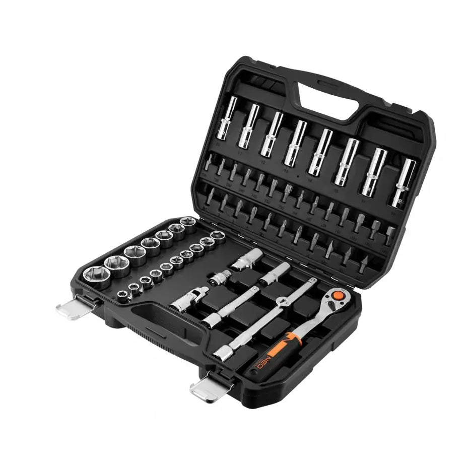 Pipenøkkelsett med 58 deler i sort koffert, sett skrått ovenfra med synlige piper, bits og oransje skralle.