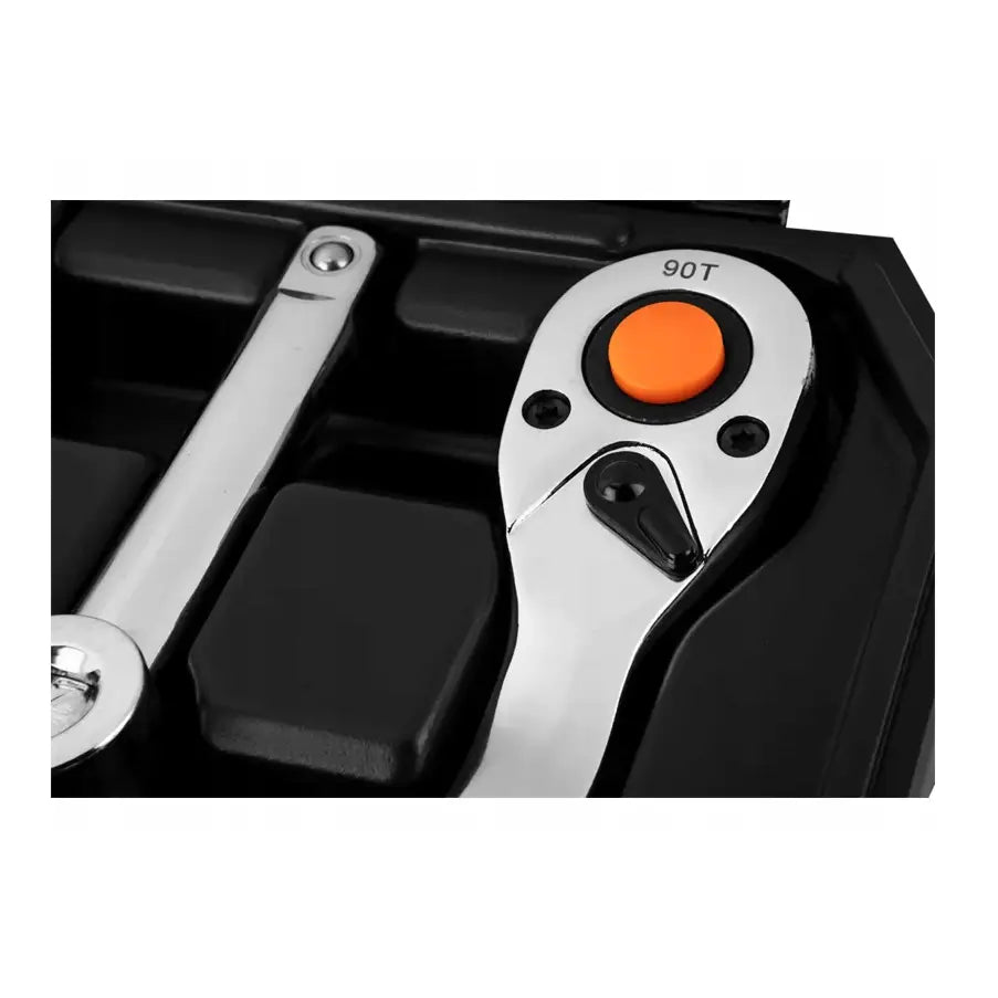 Skralle fra 1/2" pipenøkkelsett, nærbilde av oransje knapp og blankt metall i sort koffert.