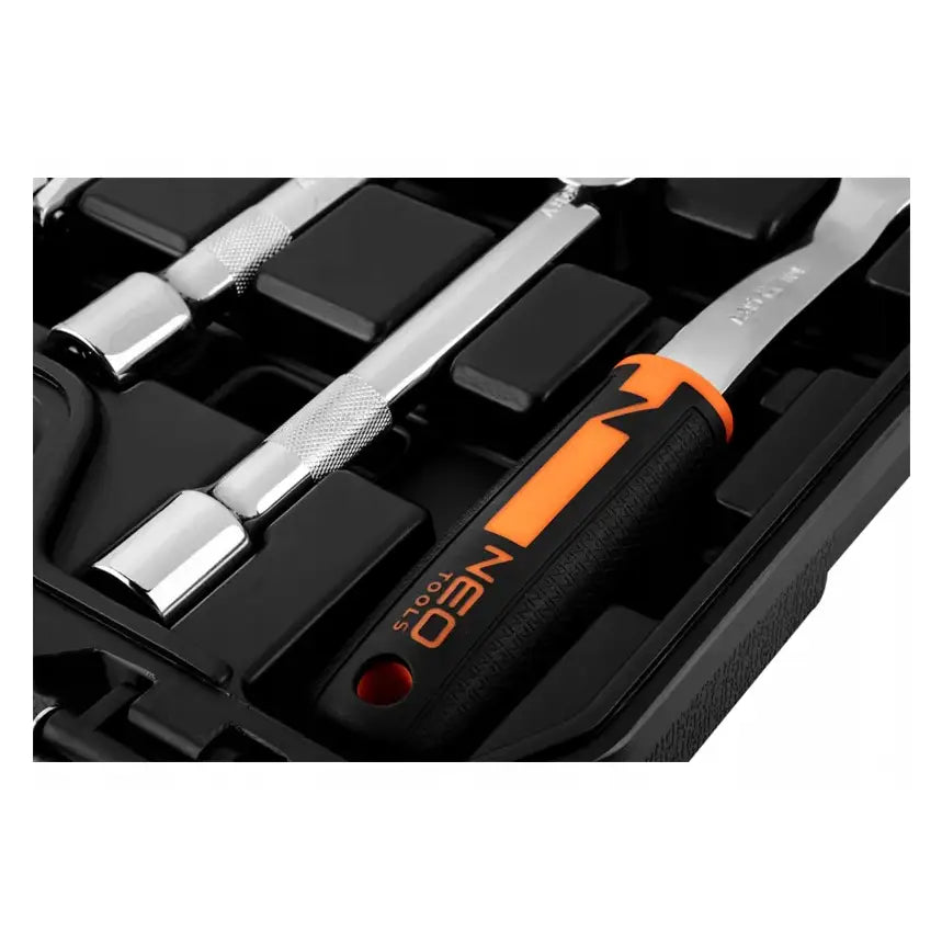 1/2" pipenøkkelsett med 58 deler, sort og oransje håndtak, liggende organisert i sort oppbevaringsboks.