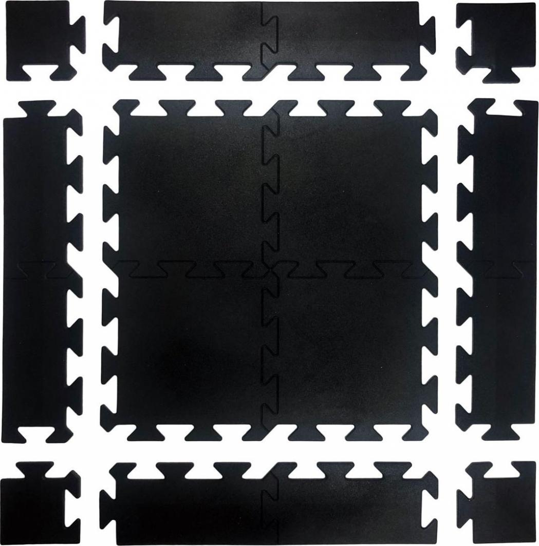 Treningsgulv med svarte, kvadratiske puslematter i skum med puslespillkanter, sett rett ovenfra.