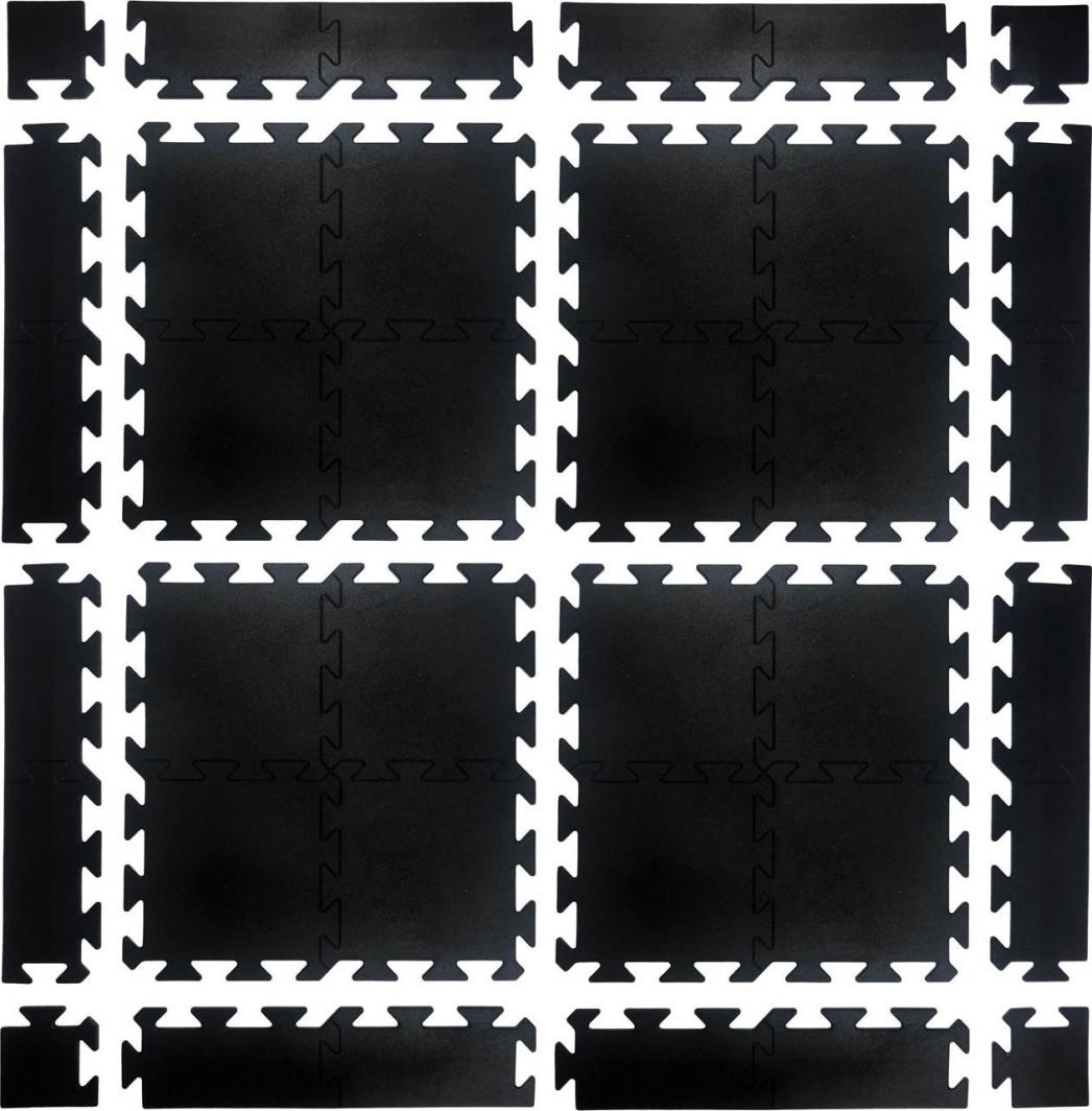 Treningsmatte i sorte, kvadratiske puslespillbiter med tannede kanter, sett ovenfra på lyst underlag.