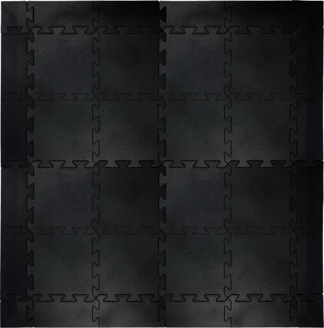 Gummimatten består av svarte puslespillformede plater i gummi, sett ovenfra med tydelig sammenkobling.