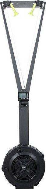 Stakemaskin med sort ramme, grønne håndtak, snorer og digital skjerm foran, robust fot og vifteenhet nederst.