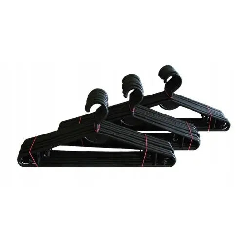 Svarte kleshengere i plast, sett fra siden, med riflete overflate og buet form stablet sammen.