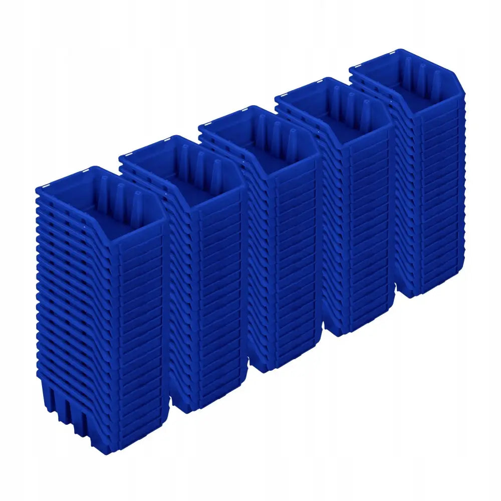 Ergobox 2 blå lagerbeholdere i plast, sett stablet i fem grupper med åpning foran og rillede sider.