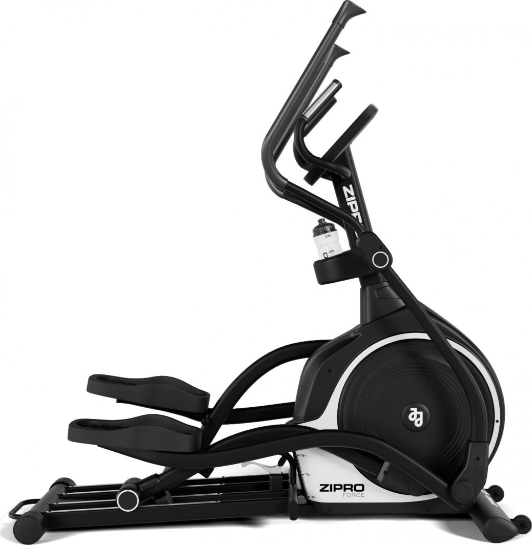 Crosstrainer i sort og hvitt med store fotplater, doble håndtak, flaskeholder og vannflaske sett fra siden.