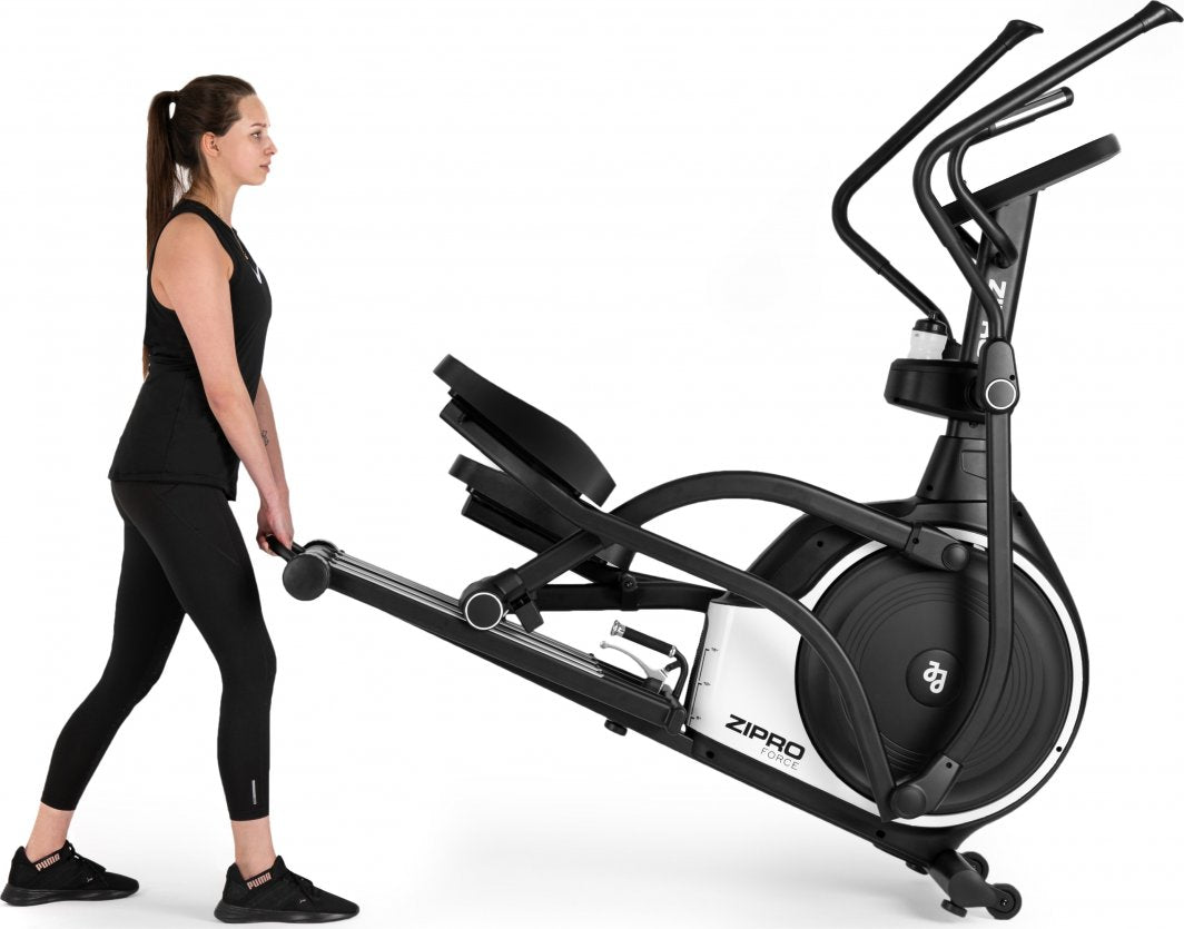 Crosstrainer trilles av en kvinne på hjul, sett fra siden, med buede håndtak, pedal og svinghjul synlig.