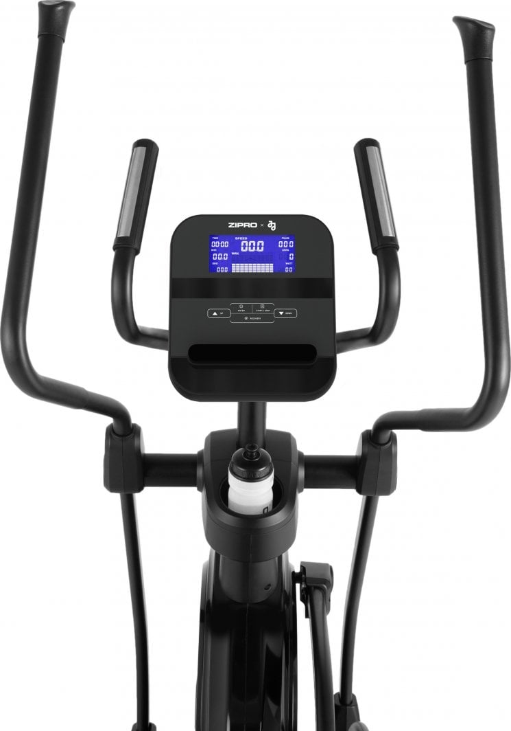 Ellipsemaskin i sort og gull med robuste pedaler, håndtak og digitalt display, sett fra siden.