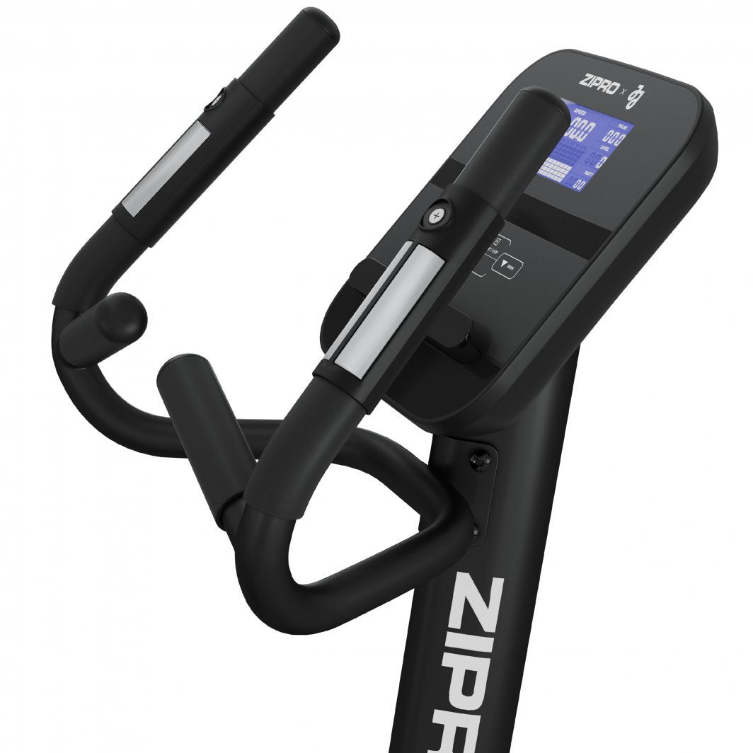 Trimsykkel med svart styre, sølvfargede pulssensorer og digital skjerm sett fra skrå vinkel.