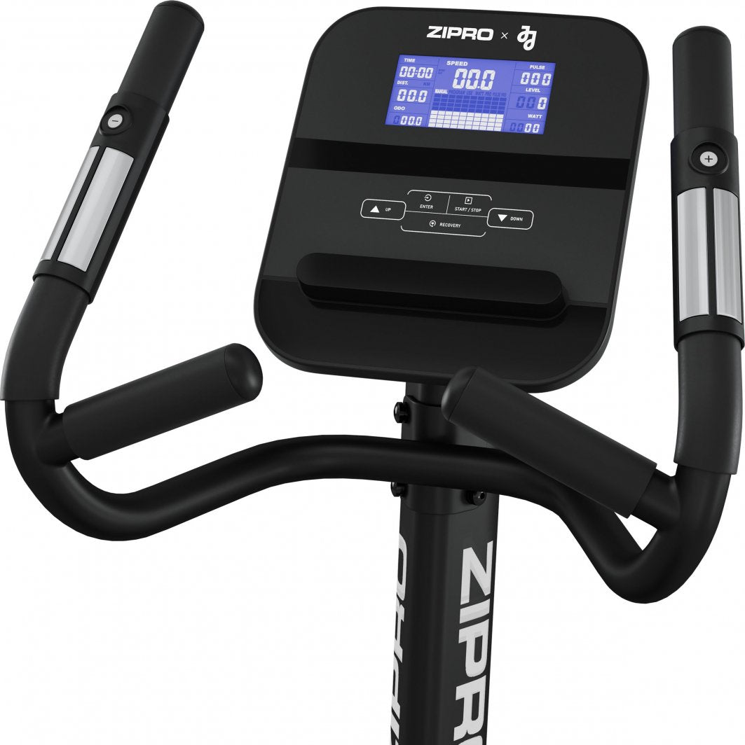 Spinningsykkel i svart med håndtak, sølvfargede pulssensorer og digitalt display som viser treningsdata.