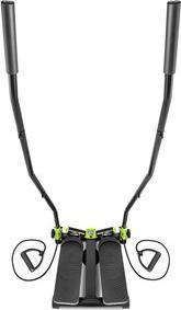 Stepper Trening, sort stepmaskin med grønne detaljer, to fotplater, håndtak og treningsstrikker på sidene.