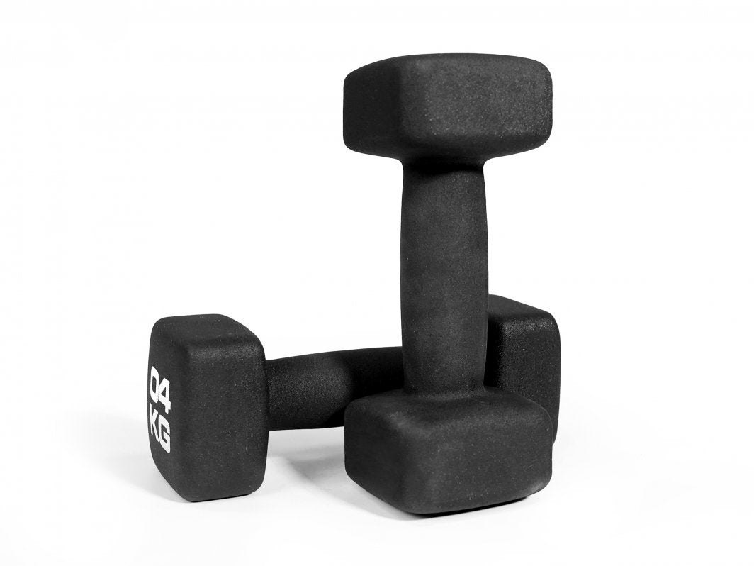 Hantler i sort neopren med kvadratisk form og 4 kg vektmarkering, sett fra skrå vinkel foran.