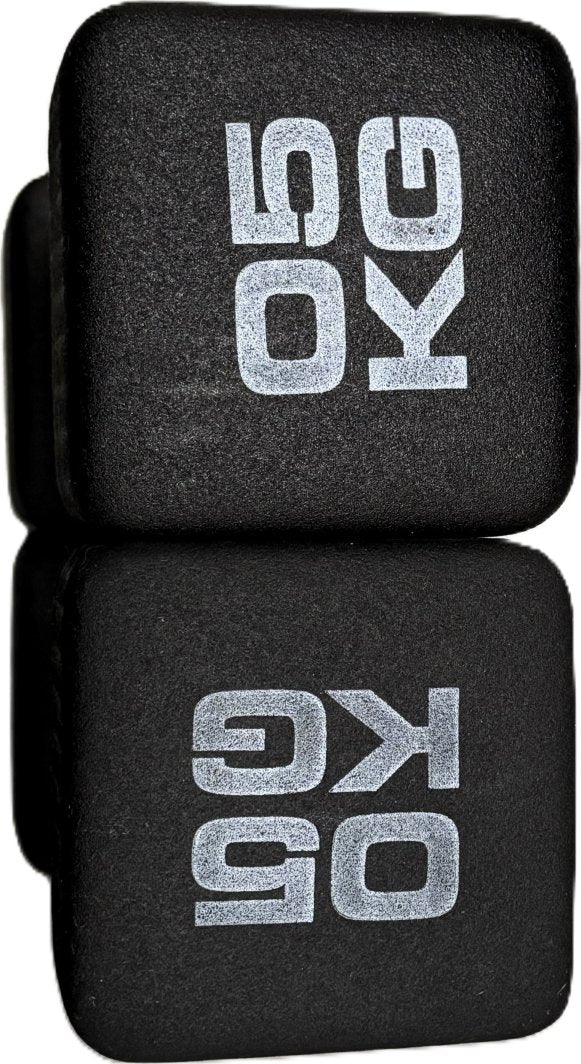 Hantler, to store svarte manualer med firkantede ender og hvit “50 KG”-tekst, sett ovenfra.