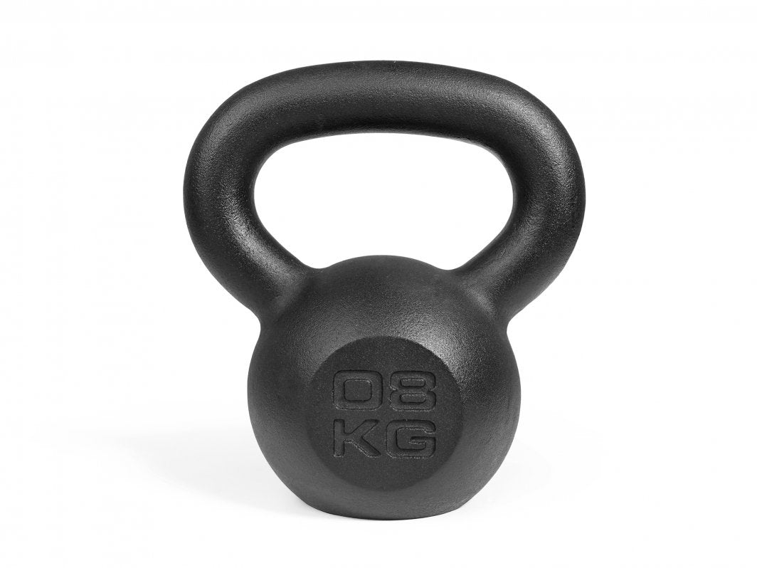 Kettlebell i sort støpejern, 8 kg, synlig vekt markert foran, fotografert rett forfra mot hvit bakgrunn.