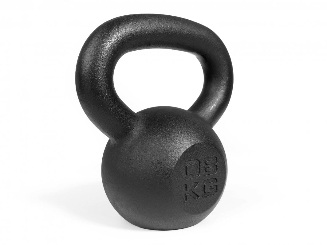 Styrketrening Hjemme sort kettlebell i matt støpejern, ergonomisk grep, preget med vekten 08 KG foran.