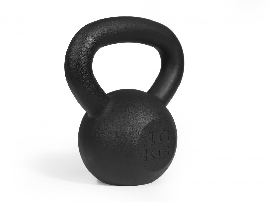 Styrketrening Hjemme sort kettlebell i støpejern, 10 kg, synlig håndtak og rund base, sett skrått forfra.