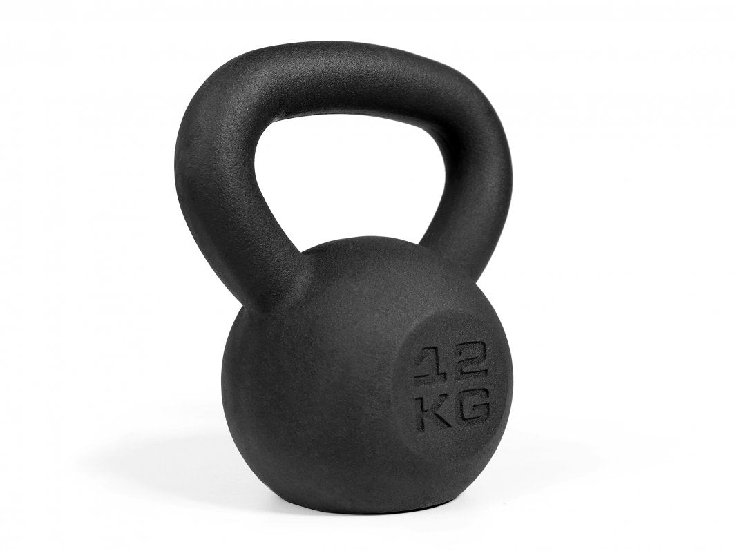 12kg Kettlebell i sort støpejern med matt overflate og bredt håndtak, vektangivelse preget foran.