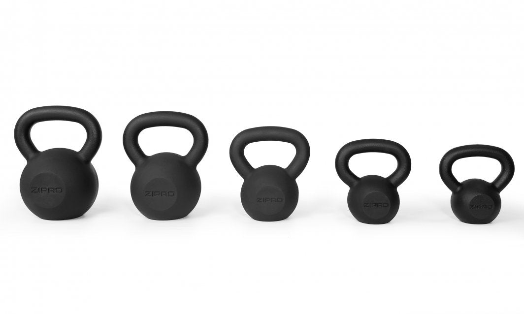 Kettlebell sett med fem sorte kettlebells i ulike størrelser, matt overflate og Zipro-logo foran.