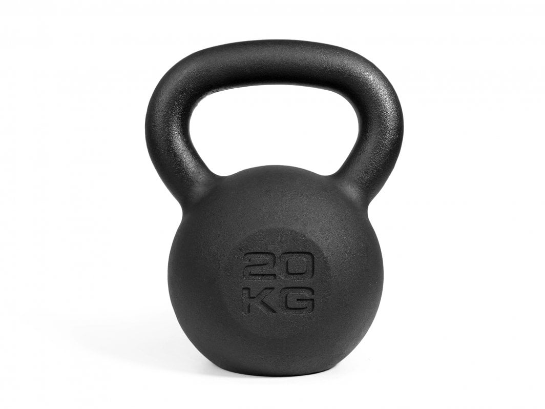 Kettlebell i sort støpejern med bredt håndtak, 20 kg vektangivelse støpt inn foran på kulen.