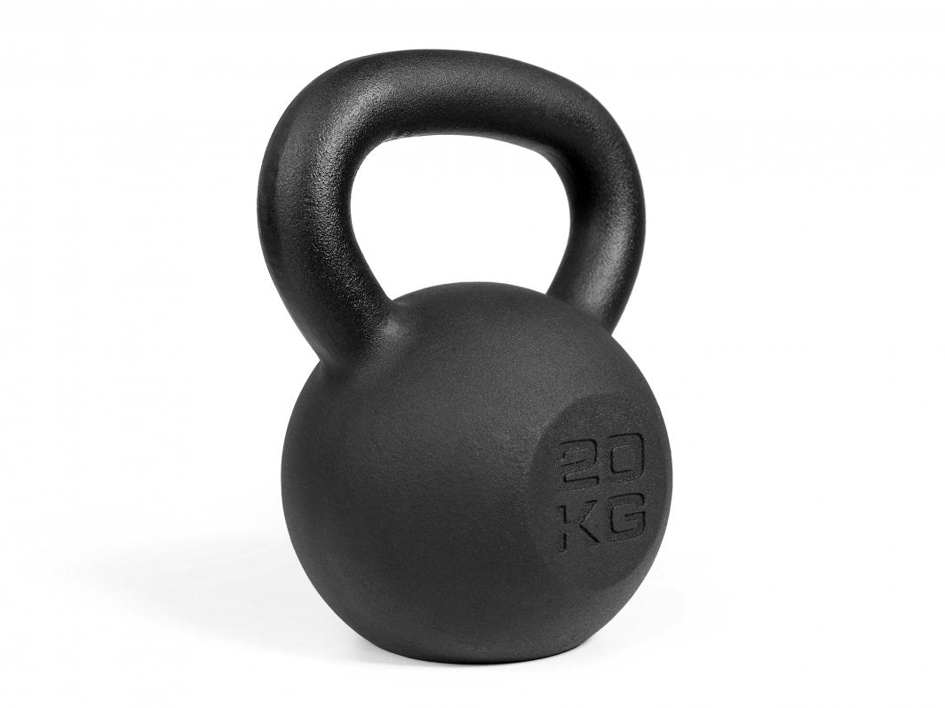 Kettlebell Øvelser med sort 20 kg støpejernskettlebell, bredt håndtak, matt overflate, vekt preget på siden.