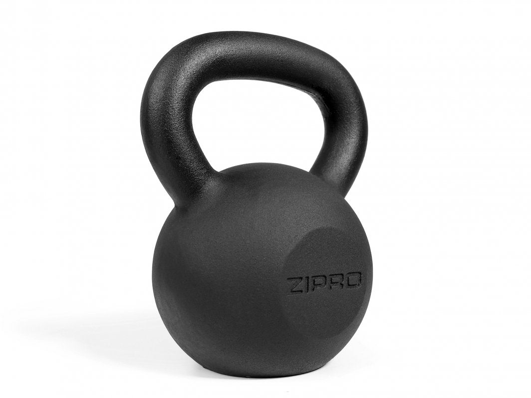 Kettlebell i sort matt støpejern med bredt håndtak, ZIPRO-logo preget på forsiden, sett fra skrå vinkel.