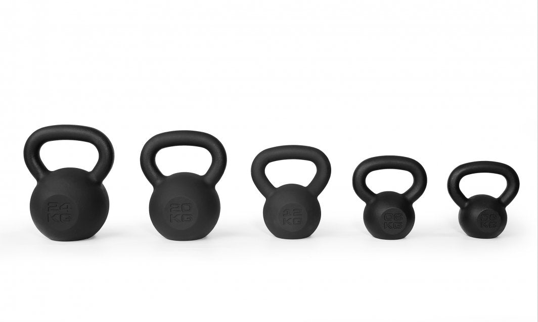 Kettlebells i fem ulike størrelser og vekt, laget av svart støpejern med vektangivelser synlig foran.